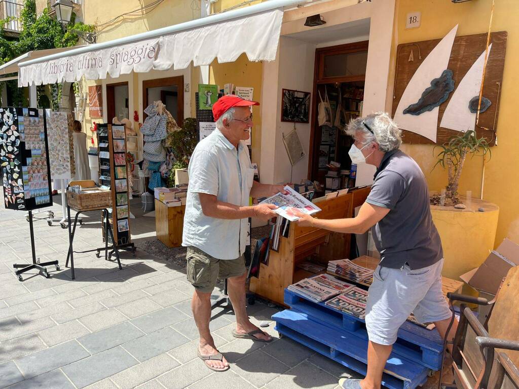 Dopo anni tornano i giornali a Ventotene: in vendita nella libreria Ultima Spiaggia