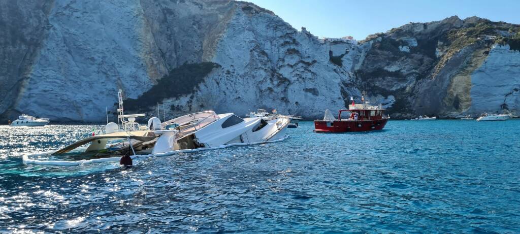 Scontro yacht motocisterna a Ponza, recuperato il relitto