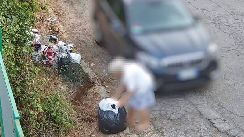 Fiumicino, signora abbandona l’immondizia in strada: incastrata dalle fototrappole