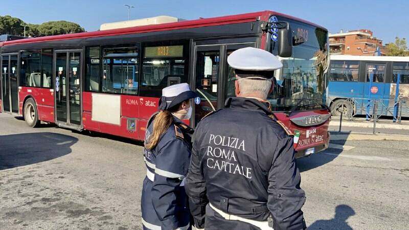 Roma, sul bus senza mascherina: multato e denunciato no-mask di 61 anni