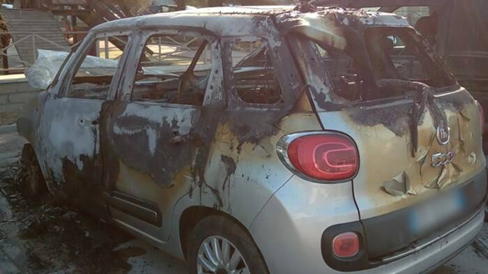 Auto incendiate nella notte a Passoscuro, 3 in pochi giorni. Catini: “Atti vandalici non più tollerabili”