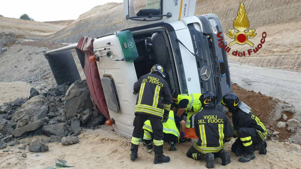 Roma, tir si ribalta in cantiere e precipita in una cava