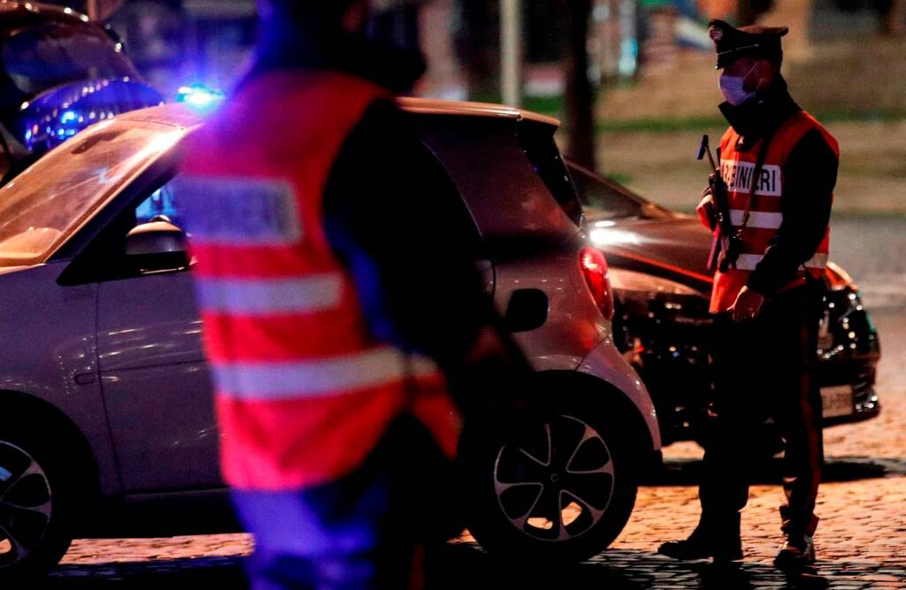 Roma, lanciano la droga dall’auto: nei guai tre ragazzi, tra loro una 19enne di Anzio