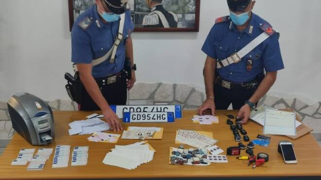 Documenti e targhe contraffatte, scoperta “fabbrica del falso” in un appartamento di Pomezia