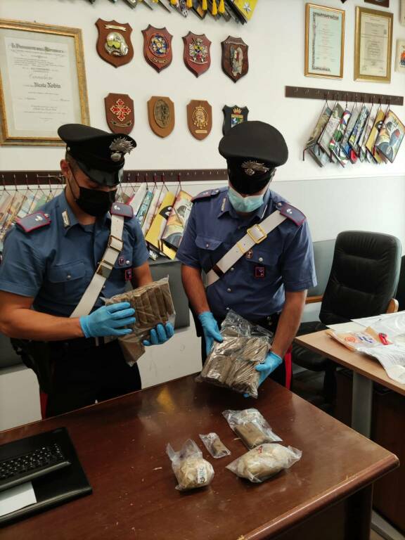 Roma, nascondevano nella borsa-frigo 29 panetti di hashish: arrestati due pusher