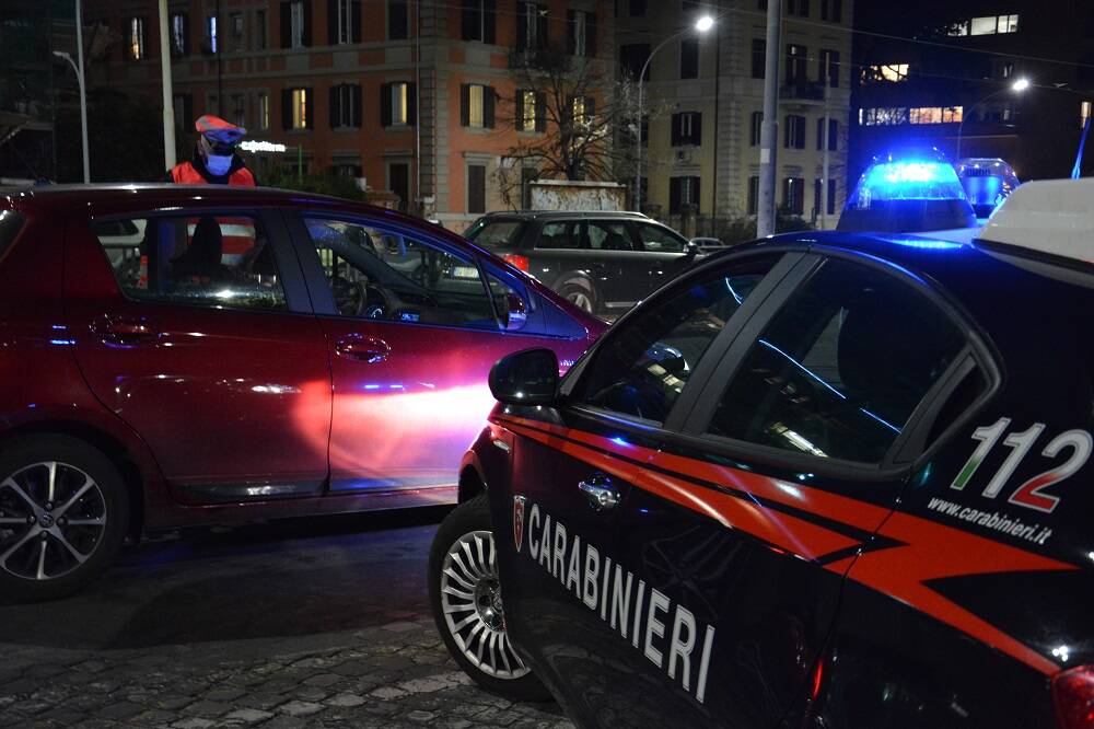 Roma, doppio blitz dei carabinieri: sequestrati droga e 11mila euro in contanti