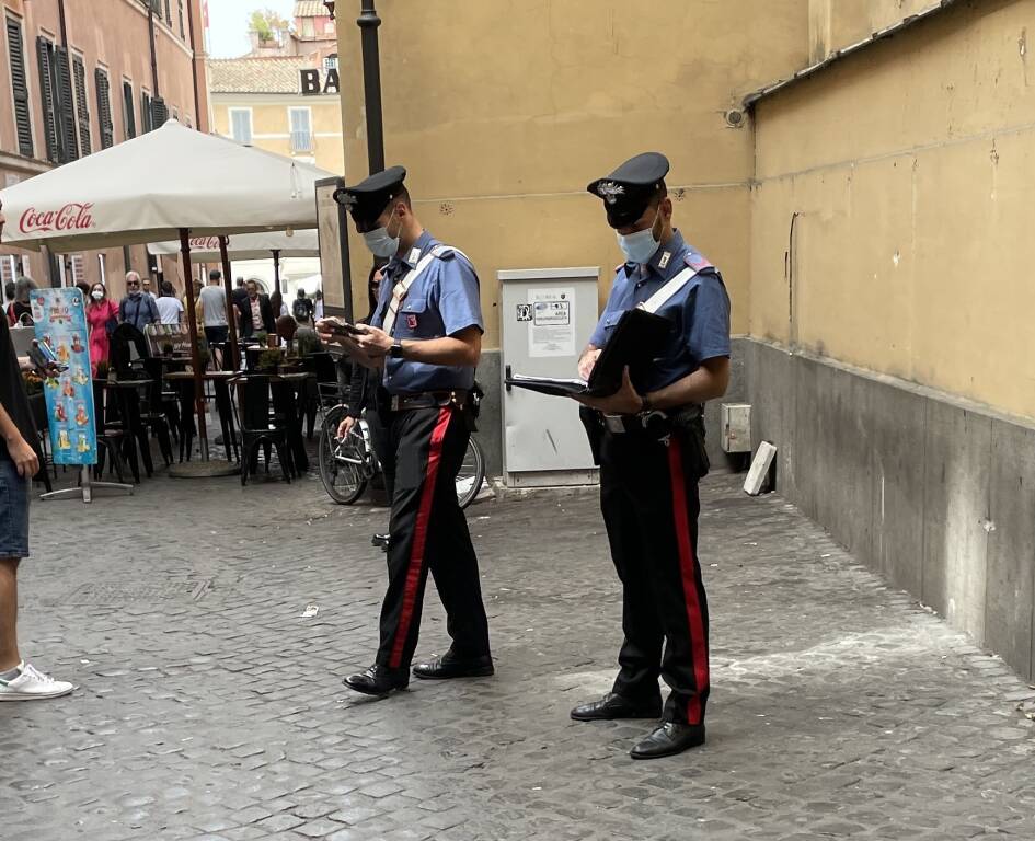 Roma, ruba una pelliccia e la nasconde nello zainetto: arrestato