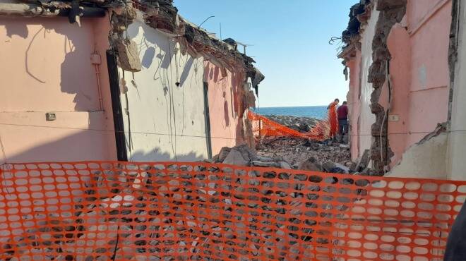 Ardea, torna la vista sul mare: demolita una casa sul lungomare degli Ardeatini