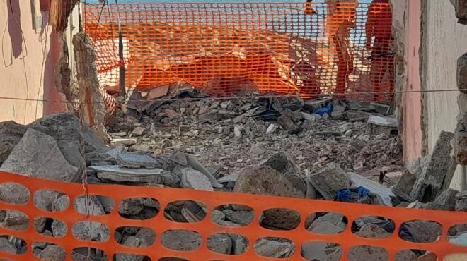 Ardea, torna la vista sul mare: demolita una casa sul lungomare degli Ardeatini