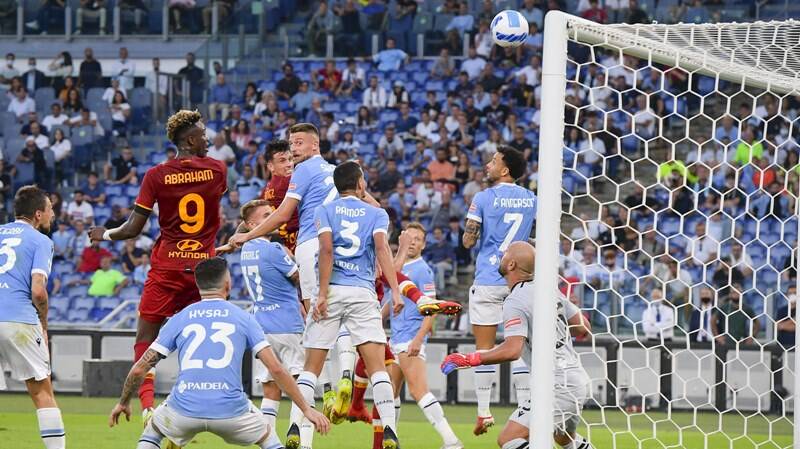 Derby di fuoco, alla fine ride Sarri: trionfa la Lazio