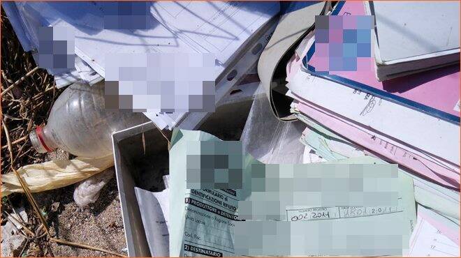 Fiumicino, cataste di documenti sensibili abbandonate tra i rifiuti alla Vecchia Scogliera