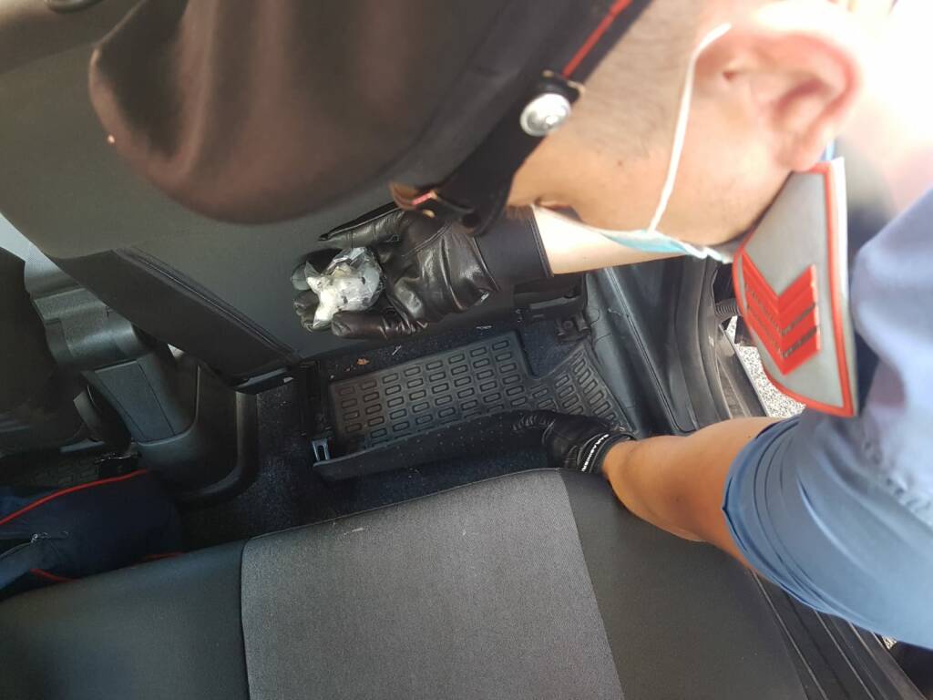 Roma, droga nascosta nello schienale del sedile e sotto il tappetino dell’auto: pusher in manette