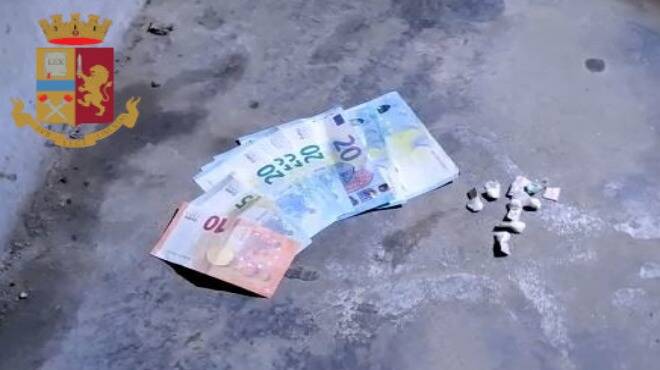 Maxi blitz antidroga a Tor Bella Monaca: 2 arresti e centinaia di dosi di droga sequestrate