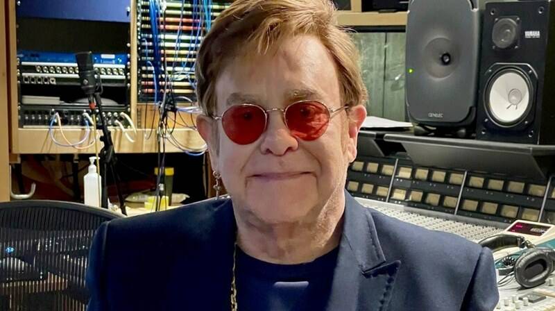 Rovinosa caduta per Elton John: “Devo operarmi”. Tour rinviato