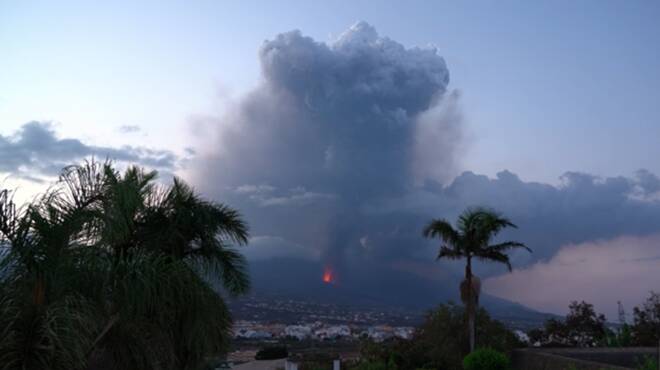 Erutta il vulcano di La Palma: in fumo 190 ettari di terreno e distrutte oltre 400 case