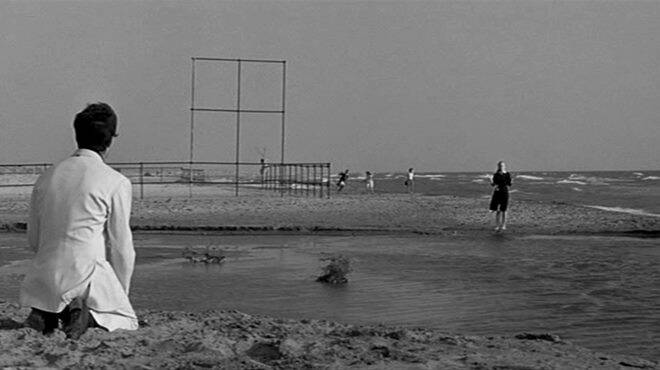 Fellini guarda il mare