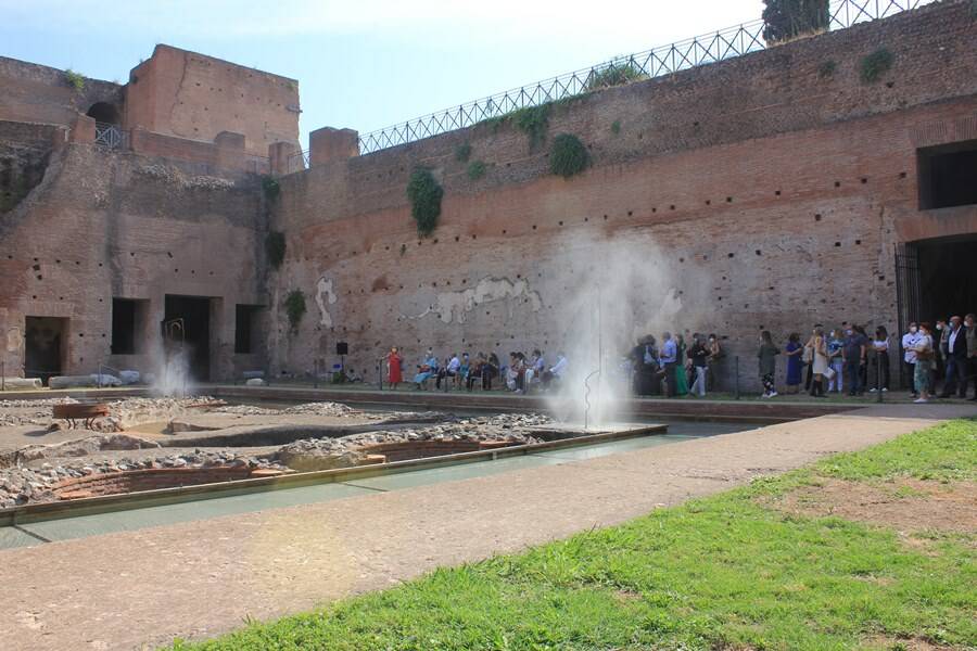 La fontana dell'imperatore torna a zampillare: modernità e storia si abbracciano sul Palatino