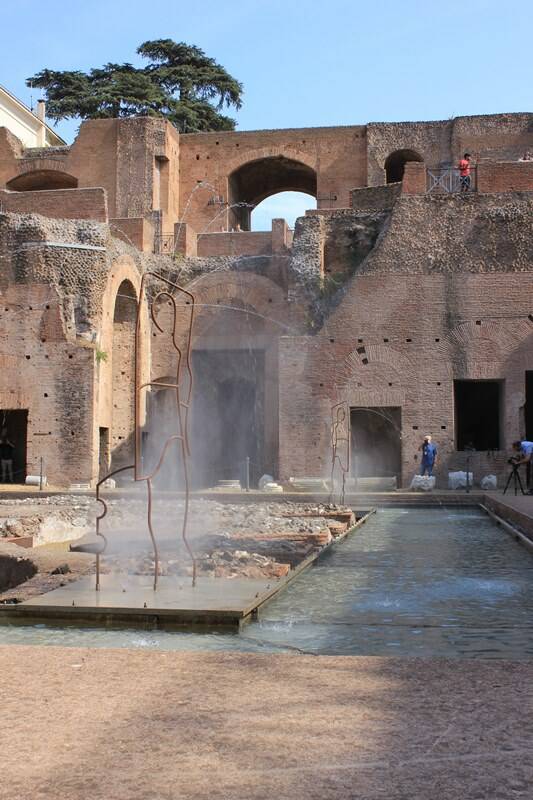 La fontana dell&#8217;imperatore torna a zampillare: modernità e storia si abbracciano sul Palatino