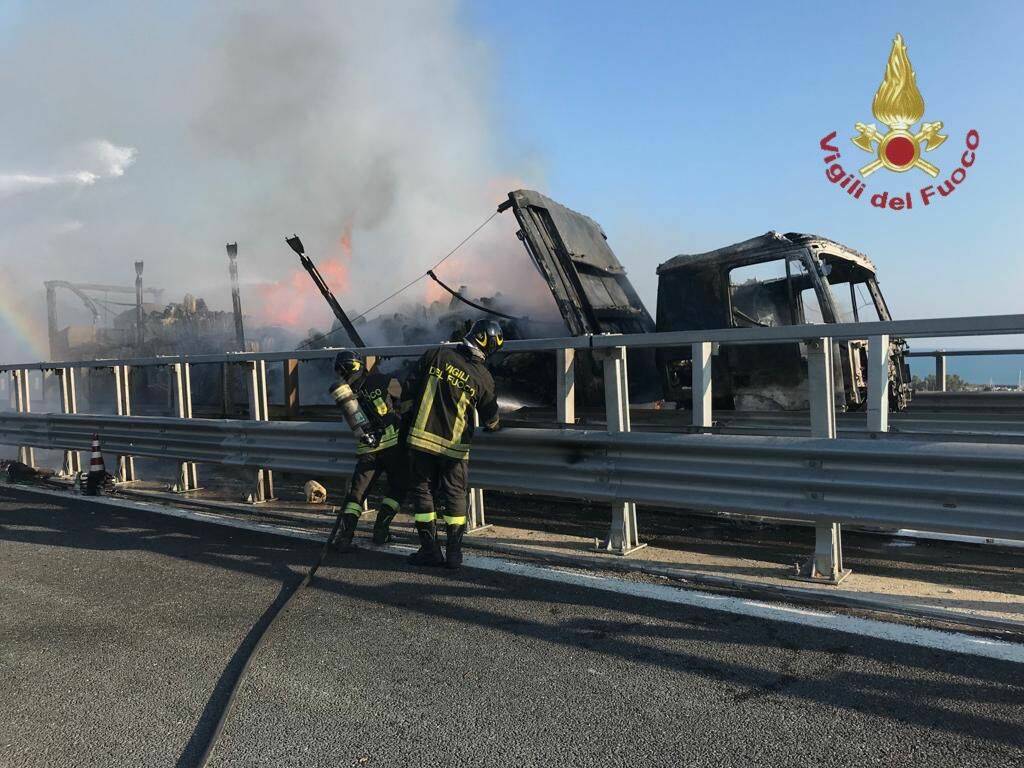 Incendio sull’A12, a fuoco un camion che trasporta plastica: autostrada chiusa e traffico deviato