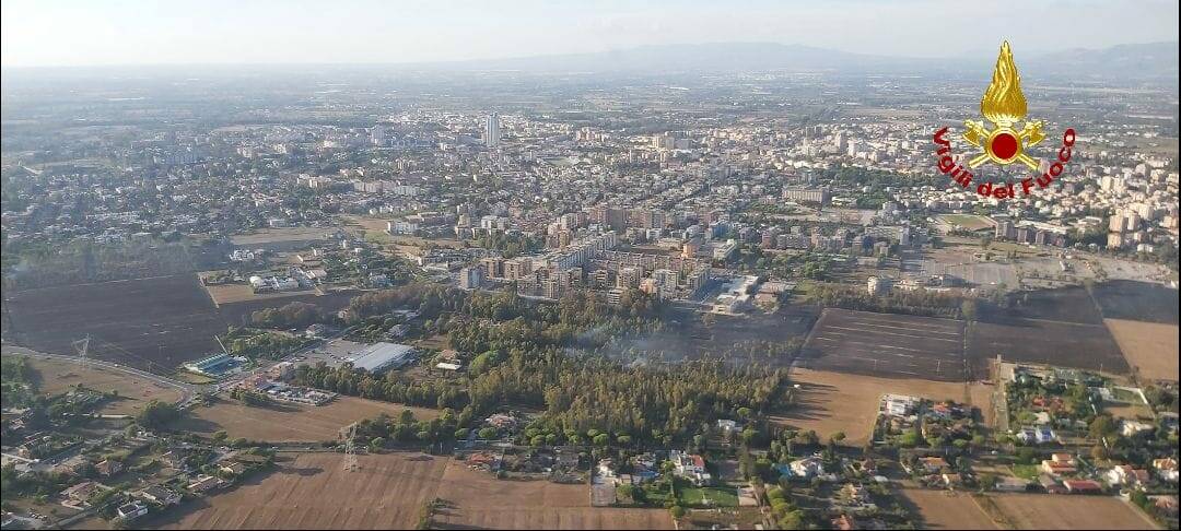 Devastante incendio nella periferia di Latina, paura per i residenti: il fuoco lambisce le case