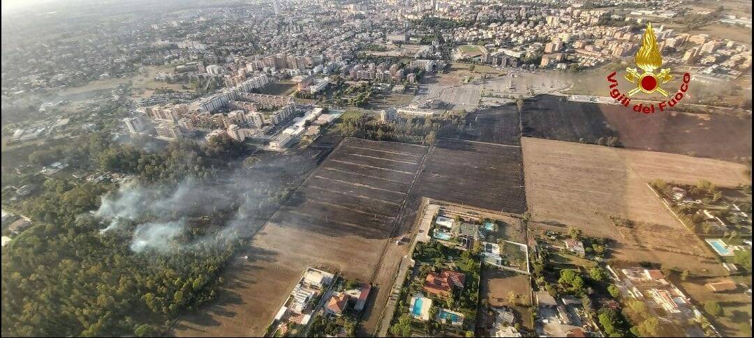 Devastante incendio nella periferia di Latina, paura per i residenti: il fuoco lambisce le case
