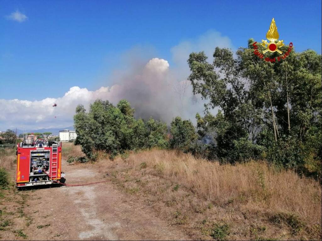 Devastante incendio nella periferia di Latina, paura per i residenti: il fuoco lambisce le case