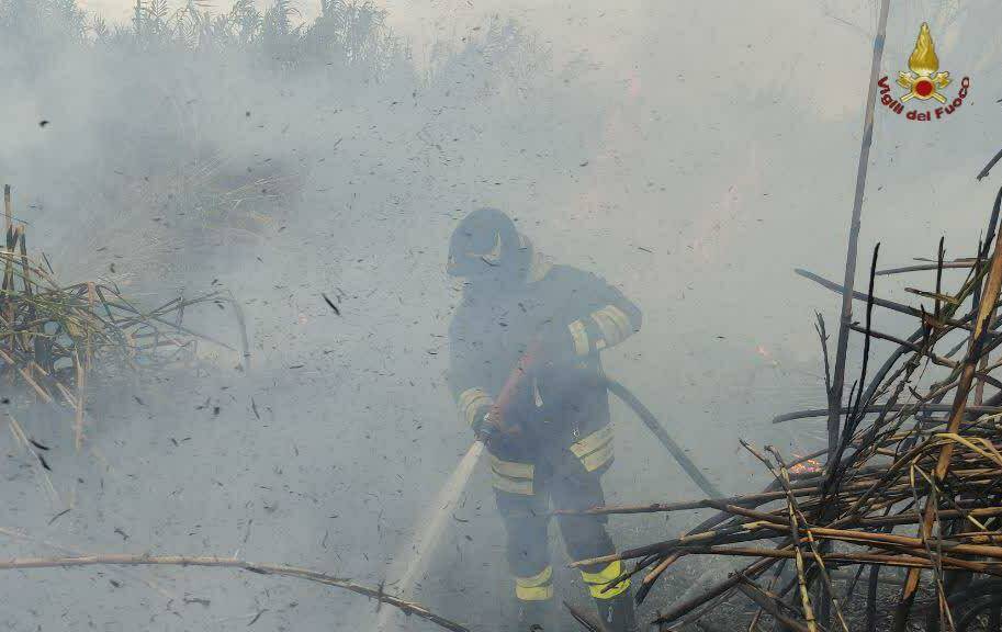 Torvaianica, vasto incendio in via dei Romagnoli: pompieri in azione anche con l’elicottero