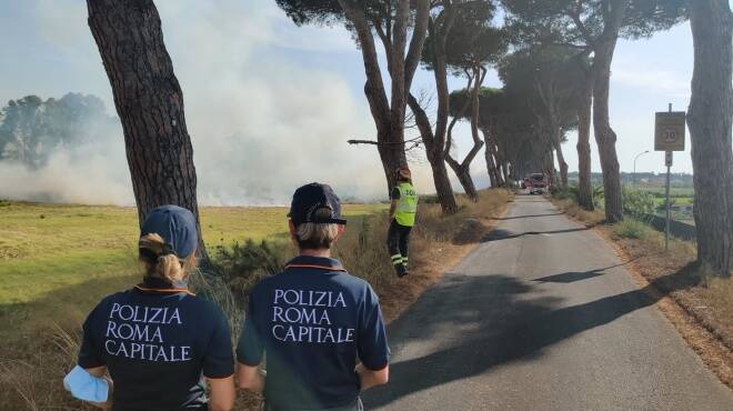 Incendio in via dei Pescatori: il fumo invade le strade di Casal Palocco