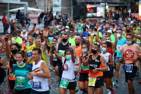 Torna la Maratona di Roma: all’alba, migliaia di runners al via
