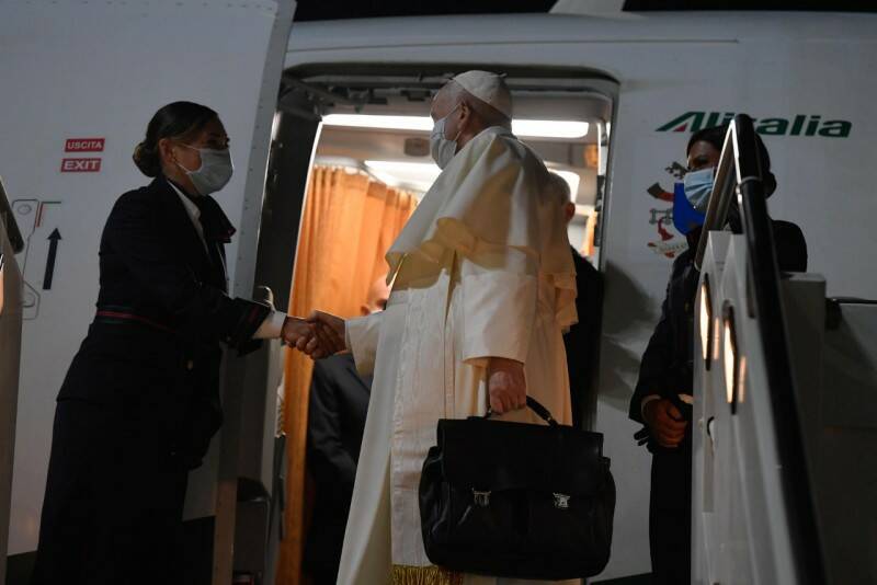 Ultimo viaggio del Papa con Alitalia, Francesco: “Questo volo ha un po’ il gusto del congedo”