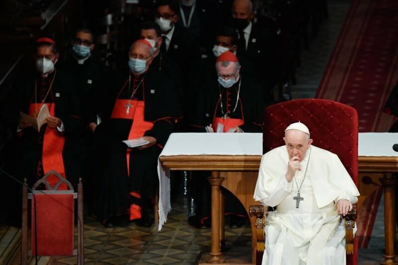 Il Papa striglia preti e vescovi: “Basta omelie lunghe e incomprensibili, i fedeli si perdono”