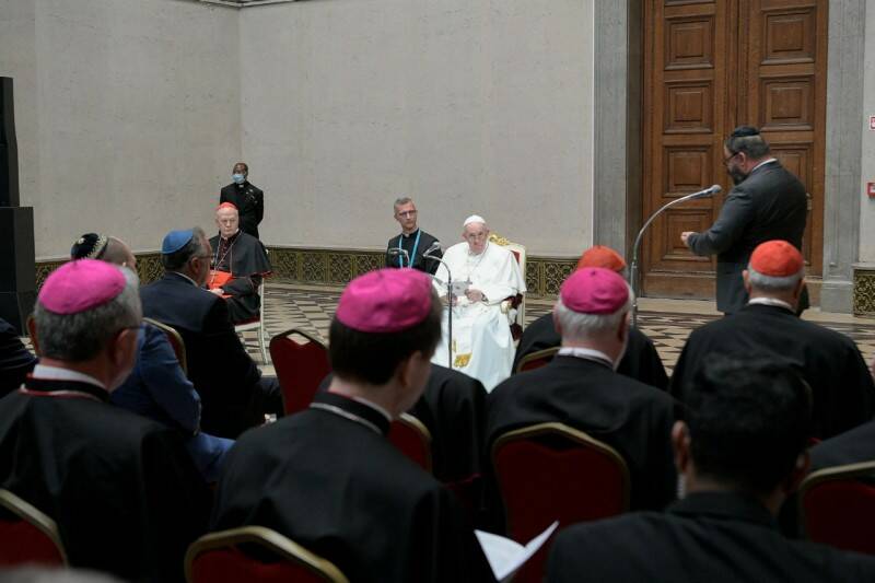 L’allarme del Papa: “In Europa serpeggia ancora l’antisemitismo: è una miccia che va spenta”