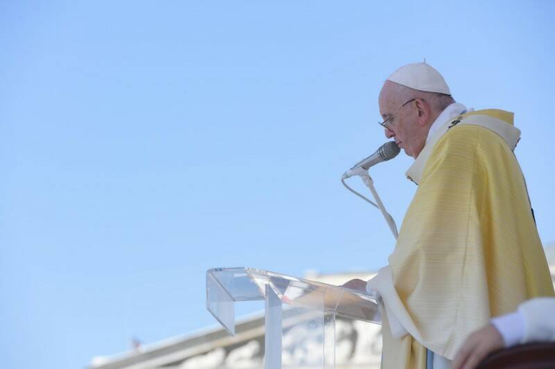 Budapest, l’Angelus del Papa parla agli ungheresi: “Abbiate radici salde ma senza arroccamenti”