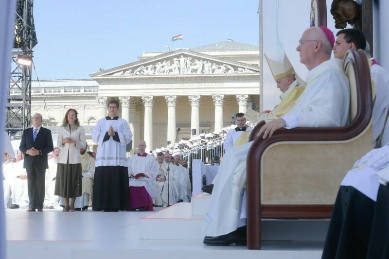 Messa del Papa a Budapest, Francesco: “La croce non è mai di moda ma guarisce dentro”