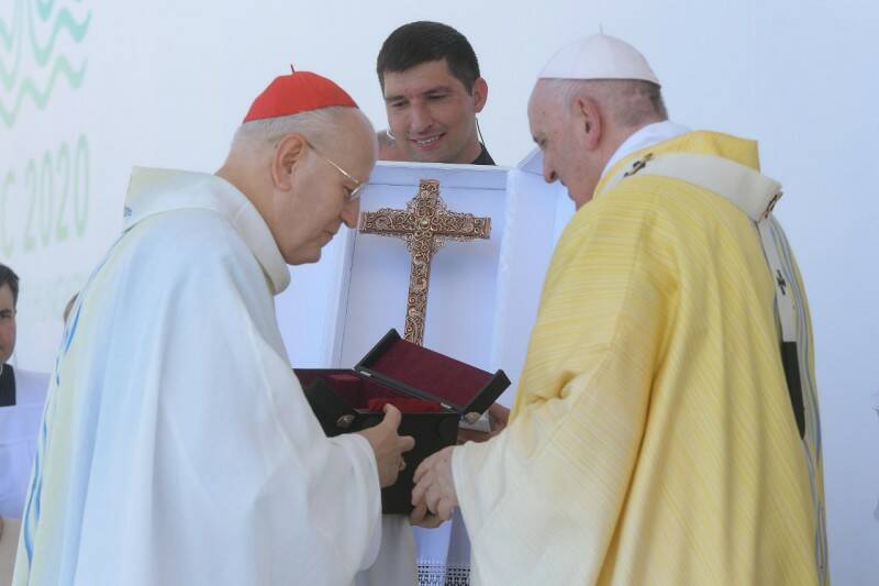 Messa del Papa a Budapest, Francesco: “La croce non è mai di moda ma guarisce dentro”