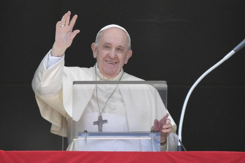 Il Papa bacchetta i preti: “Dovete ascoltare la gente, non andare di fretta”