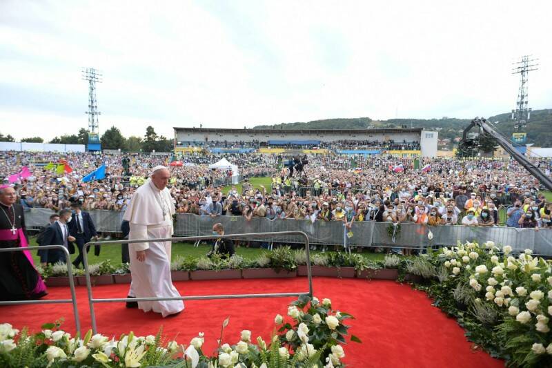 Papa Francesco ai giovani: “Non si vive seduti in panchina a fare la riserva”