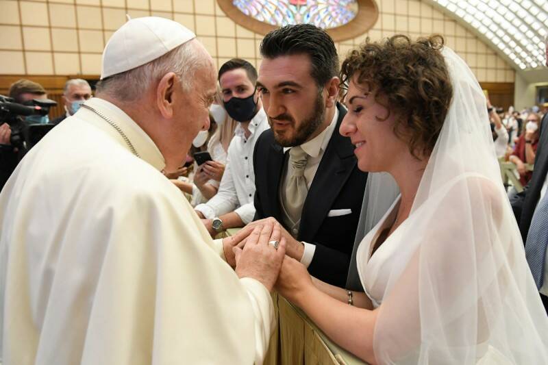 Castità (prima e dopo il matrimonio) e non solo: le “nuove” linee guida del Vaticano per le famiglie