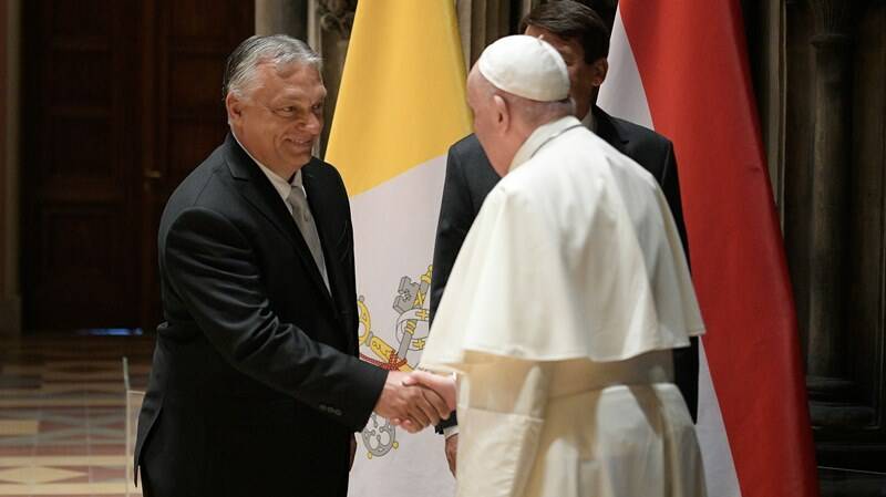 Budapest, stretta di mano tra il Papa e Orban: famiglia e ambiente i temi dell’incontro