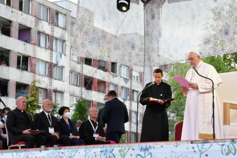 Il Papa abbraccia i rom, Francesco: “Ghettizzare le persone non risolve nulla”