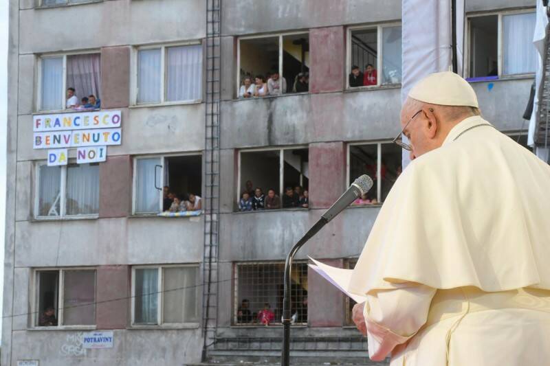 Il Papa abbraccia i rom, Francesco: “Ghettizzare le persone non risolve nulla”