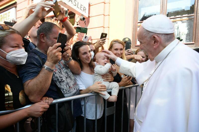 Il Papa abbraccia i rom, Francesco: “Ghettizzare le persone non risolve nulla”