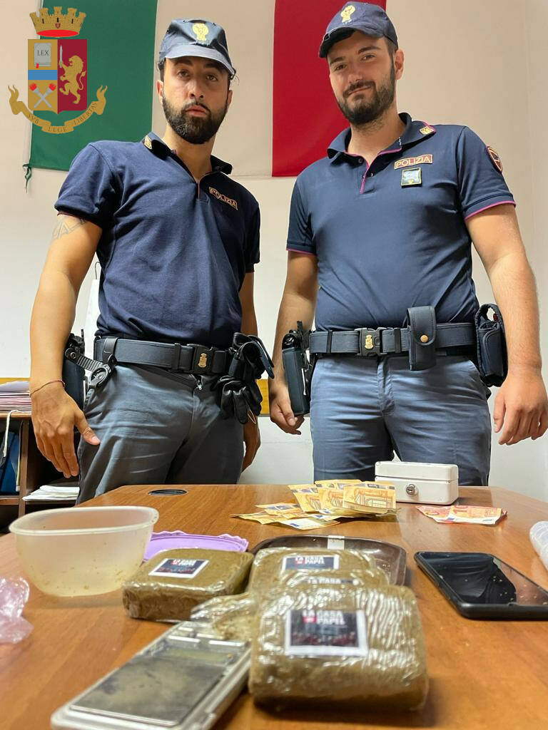 Roma, decine di panetti di hashish sepolti tra i chicchi di caffè per ingannare i poliziotti: arrestato