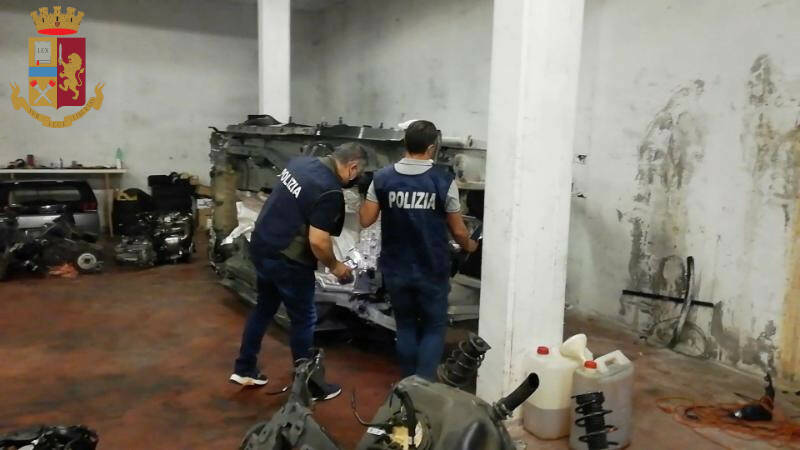 Roma, trasformano un garage in officina dove smontare auto rubate