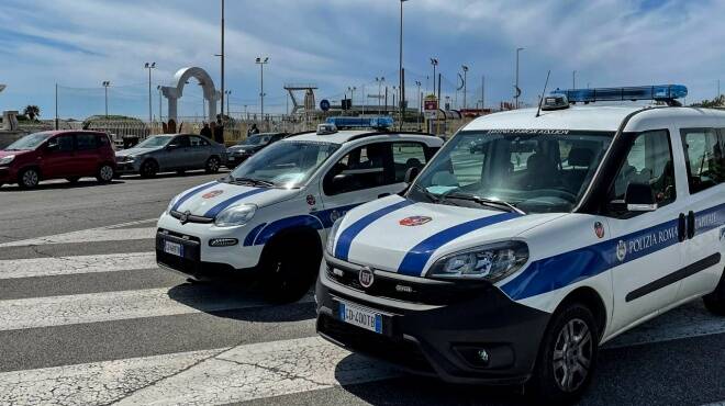 Agenti della municipale in uno stabilimento di Ostia per un controllo, il titolare li “imprigiona”