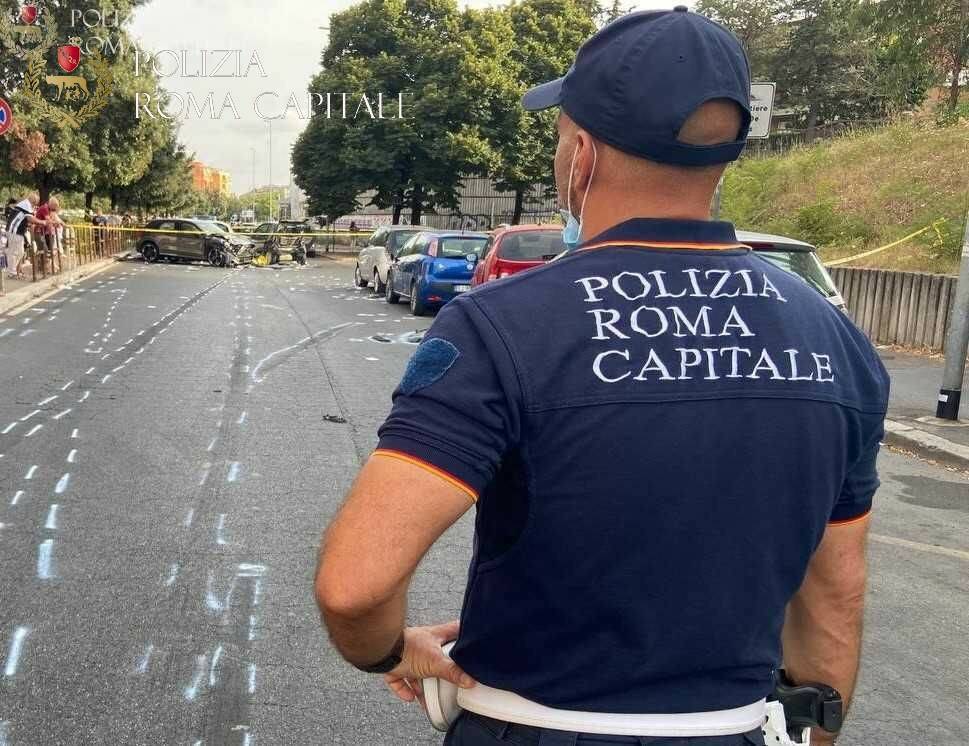 Roma, provoca un incidente con un ferito in codice rosso e scappa: incastrato dai testimoni