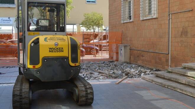 Pomezia, stop alle barriere architettoniche a largo Crotone e piazza Indipendenza: al via i lavori