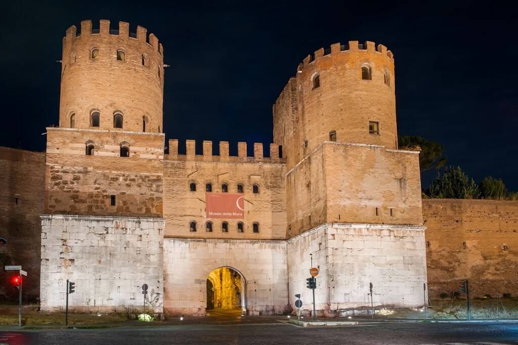 Nella notte di Roma risplende di nuova luce Porta San Sebastiano