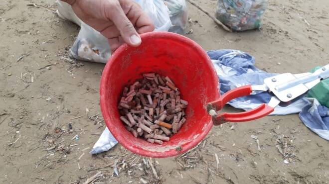 La spiaggia di Rivazzurra liberata dai rifiuti: volontari in azione sulla costa anziate