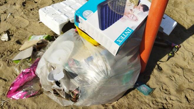 World Cleanup Day, volontari in azione per ripulire la spiaggia di Tor Caldara